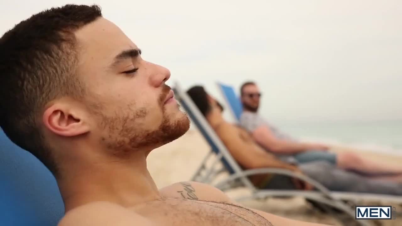 Helvetin pöydän alla seksikkäillä uros-beaux-pankeilla video gayhdporno